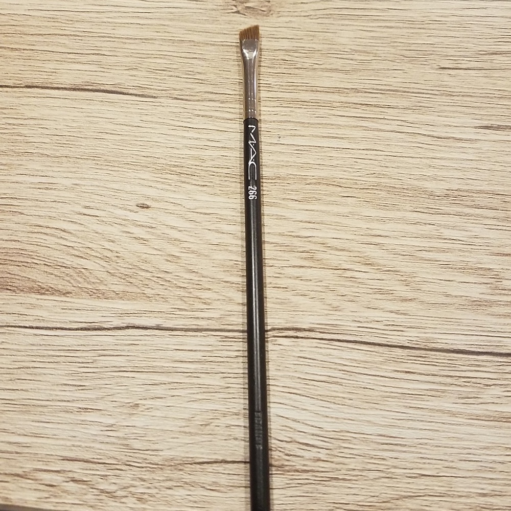 # 266 M.A.C COSMETICS BRUSH